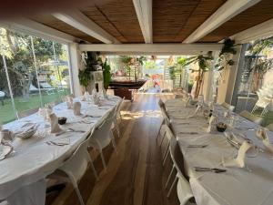 ポッツァッロにあるSaija Resortの白いテーブルの並び