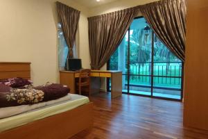 1 dormitorio con cama, escritorio y ventana en The Nineteen by Getaway Villas en Shah Alam