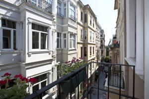una calle de la ciudad con edificios y flores en el balcón en Snog Rooms & Suites, en Estambul
