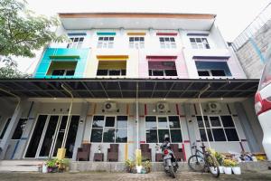 a building with a bike parked in front of it at FA Homestay Syariah at Babat Lamongan Mitra RedDoorz in Lamongan