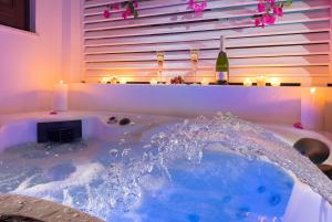 Televízia a/alebo spoločenská miestnosť v ubytovaní Lindos Allure Villa with Jacuzzi and Acropolis view!!! + 36 fotografií