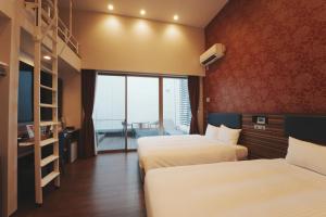 Pokój hotelowy z 2 łóżkami i balkonem w obiekcie The BREAKFAST HOTEL Fukuoka Nakasu w mieście Fukuoka