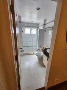 La salle de bains est pourvue de toilettes, d'un lavabo et d'une fenêtre. dans l'établissement KT Villa 963, à Bangkok