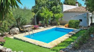 Bazén v ubytování Casa Romantica Montecorto by Ruralidays nebo v jeho okolí