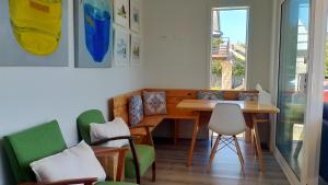 uma sala de jantar com mesa e cadeiras em Lake Tekapo Double Room shared facilities em Lake Tekapo