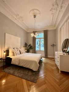 een slaapkamer met een bed, een dressoir en een raam bij Room in luxurious apartment in Hamburg