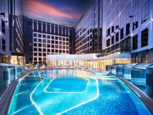 Bassein majutusasutuses Regala Skycity Hotel või selle lähedal