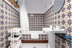 ミハスにあるLa Cuevaのバスルーム(トイレ、洗面台、バスタブ付)