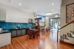 Η κουζίνα ή μικρή κουζίνα στο Lavila Homestay Hoi An