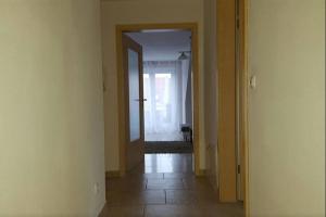 an empty hallway with a hallway leading to a room at Zimmervermietung Aras in Paderborn