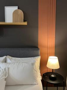 una camera da letto con un letto e una lampada su un tavolo di NL Core Soho Suite KLIA Sepang a Sepang