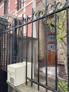 een oud apparaat voor een gebouw bij Maison de Charme 95m2 à Saint-Denis PLEYEL, 4 Chambres, Terrasse, Calme, Proche Paris et Stade de France in Saint-Denis