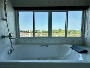 Koupelna v ubytování The Nack Resort & Pool Villa บางบัวทอง + 17 fotografií