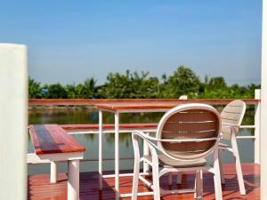 Balkón nebo terasa v ubytování The Nack Resort & Pool Villa บางบัวทอง