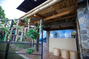 un bâtiment avec une clôture et un mur orné de plantes dans l'établissement Marco s Tourist Inn by RedDoorz, à Leyte
