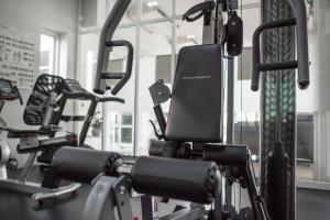 una palestra con diverse cyclette in una stanza di Uou Hotel a Kabin Buri