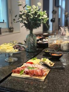 een tafel met borden eten op een aanrecht bij Hotel DRAŠ in Maribor +7 foto's