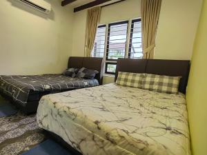 een slaapkamer met 2 bedden en een raam bij VegeGarden Cozy Home @Ipoh Town Center in Ipoh