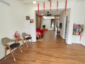 - un salon avec une table et des chaises dans l'établissement VegeGarden Cozy Home @Ipoh Town Center, à Ipoh