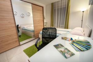ein Hotelzimmer mit einem Tisch und einem Spiegel in der Unterkunft Apartment MATEA in Kobarid