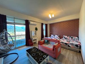 um quarto com uma cama e um sofá num quarto em Holiday Homestay em Chishang mais 20 fotografias