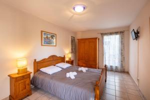 een slaapkamer met een bed met twee witte handdoeken erop bij Maison des Vignes - 7 chambres in Saint-André