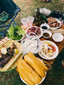 a table with many plates of food on it at Camping Núi Thủng ở Cao Bằng in Cao Bằng