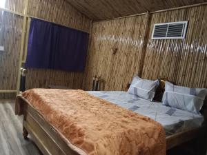 - une chambre avec un grand lit et un mur en bois dans l'établissement SHREYASH RESORTS, 