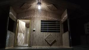 une porte en bois d'un bâtiment avec une lumière sur celle-ci dans l'établissement SHREYASH RESORTS, 
