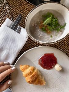 uma mesa com um prato de comida e uma tigela de sopa em Tamarind Village em Chiang Mai