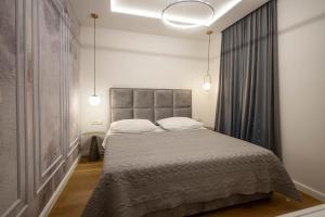 una camera da letto con un letto grande in una stanza di Villa Sorriso a Sveti Filip i Jakov (Santi Filippo e Giacomo) Altre 40 foto