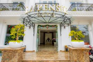 La Pense'e Hotel - Dalat في دالات: مدخل الفندق مع وجود لافته تقرأ la palma house