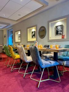 - une salle à manger avec une table et des chaises dans l'établissement Logis Hôtel et Chalets Les Chatelminés, à La Bresse