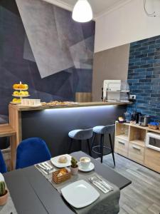 restauracja ze stołem i krzesłami oraz kuchnia w obiekcie B&B City Center w mieście Napoli