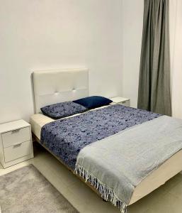 een slaapkamer met een groot bed en een blauwe deken bij Beautiful 1bd apartment in Los Cristianos in Adeje