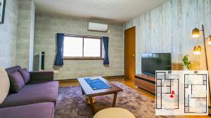 een woonkamer met een paarse bank en een tv bij 76 sq Meter, 3 Bedrooms & LivingRoom with Famicon, DoumoTengachaya DT02 in Osaka