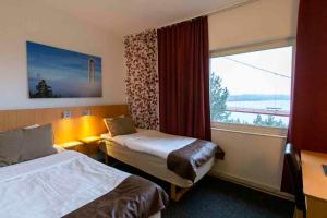 Postel nebo postele na pokoji v ubytování Hotell Höga Kusten