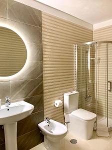 een badkamer met een wastafel, een toilet en een douche bij Beautiful 1bd apartment in Los Cristianos in Adeje
