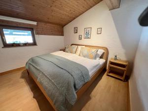 Ce lit se trouve dans une petite chambre dotée d'une fenêtre. dans l'établissement Hanna's Home, à Kitzbühel