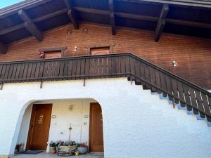 un escalier sur le côté d'un bâtiment en briques dans l'établissement Hanna's Home, à Kitzbühel
