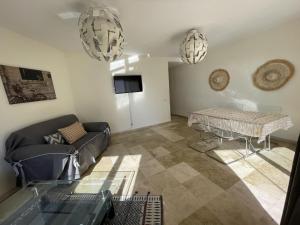 una sala de estar con un sofá y una mesa en Homely Home Marbella Del Mar 5, en Marbella