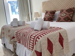 Un dormitorio con dos camas con mantas rojas y blancas. en Homely Home Marbella Del Mar 5, en Marbella 24 fotos más
