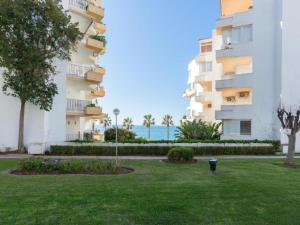 Una vista de dos edificios de apartamentos con el océano en el fondo en Homely Home Marbella Del Mar 5, en Marbella
