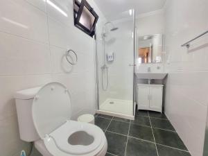 Ένα μπάνιο στο Santana Stay with Terrace Views, Easy Access to Levadas and Pico Ruivo +26 φωτογραφίες