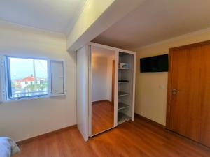 Habitación vacía con puerta y ventana en Casa en centro de Santana con vista al mar y la montaña, en Santana