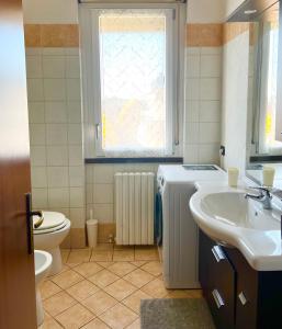 格拉索比奧的住宿－Orio Relax&Fly，一间带水槽和卫生间的浴室