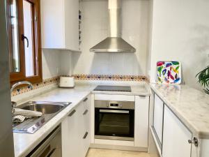Kuchyňa alebo kuchynka v ubytovaní Gound Floor Bungalow Jumilla III Playa Flamenca