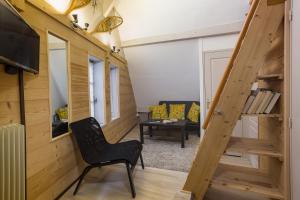 escalera en una habitación con silla y mesa en Chalet KOCH en Saint-Pierre-de-Chartreuse