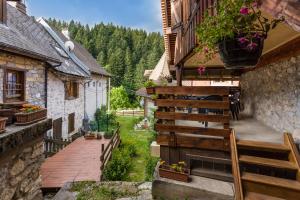 eine Außentreppe, die zu einem Haus mit Blumen führt in der Unterkunft Chalet KOCH in Saint-Pierre-de-Chartreuse