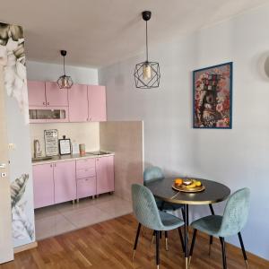 ポドゴリツァにあるStefanijaのキッチン、ダイニングルーム(テーブル、椅子付)